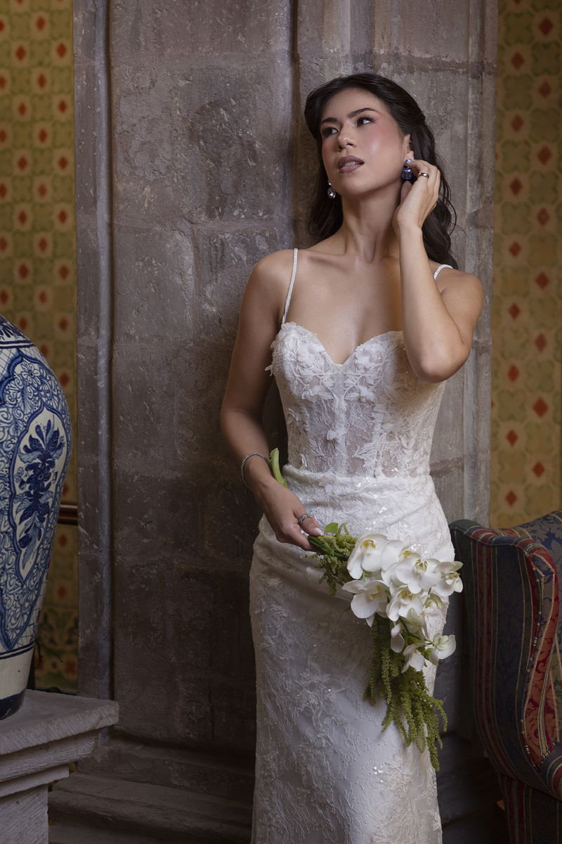 Novia con vestido de encaje y bouquet de orquídeas