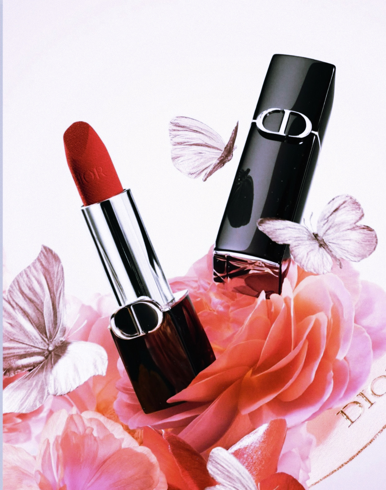 Labial de lujo Dior Rouge sobre pétalos de rosa