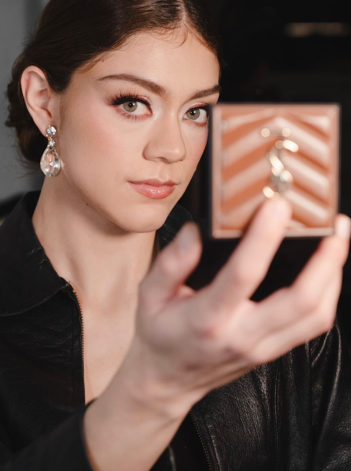 Editorial con aretes y espejo