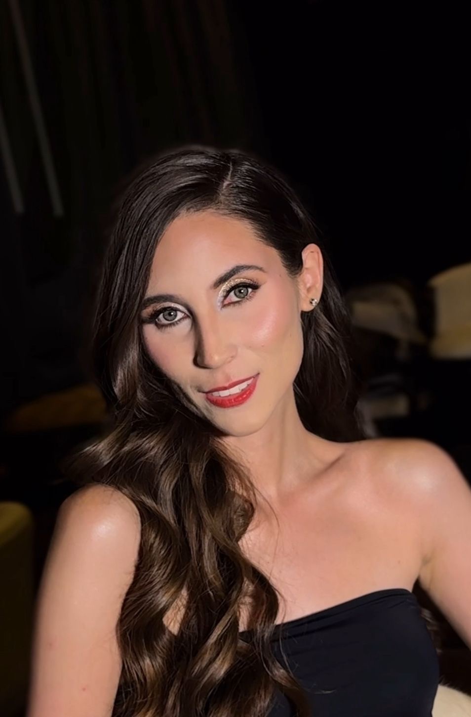 Maquillaje de evento con ondas suaves