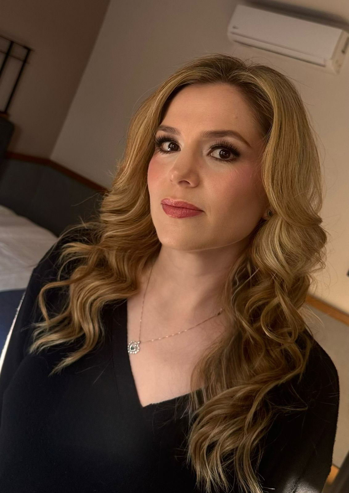 Maquillaje glam con ondas suaves para evento