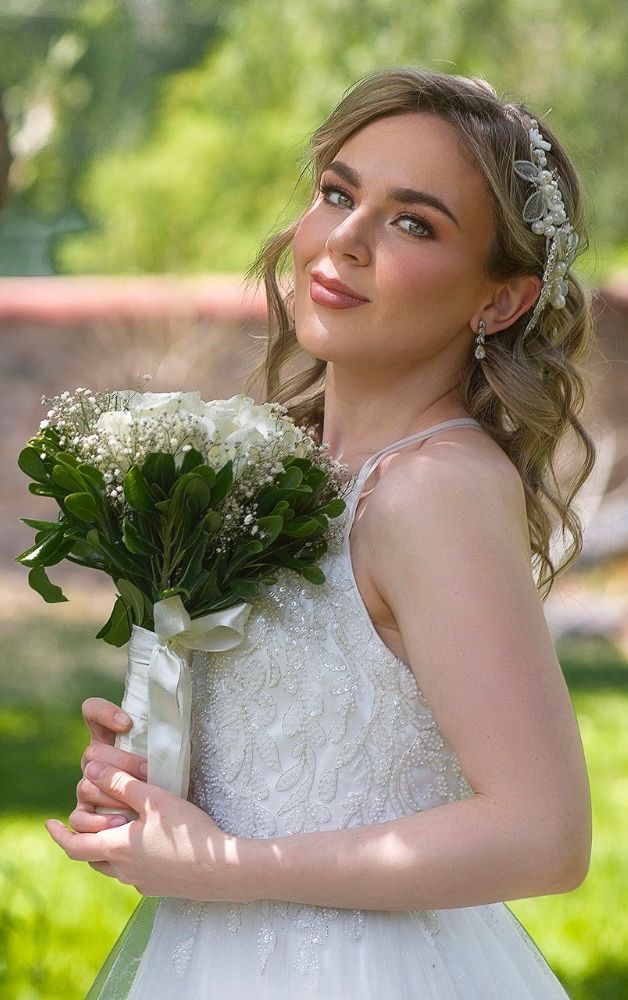Novia con tocado floral y bouquet