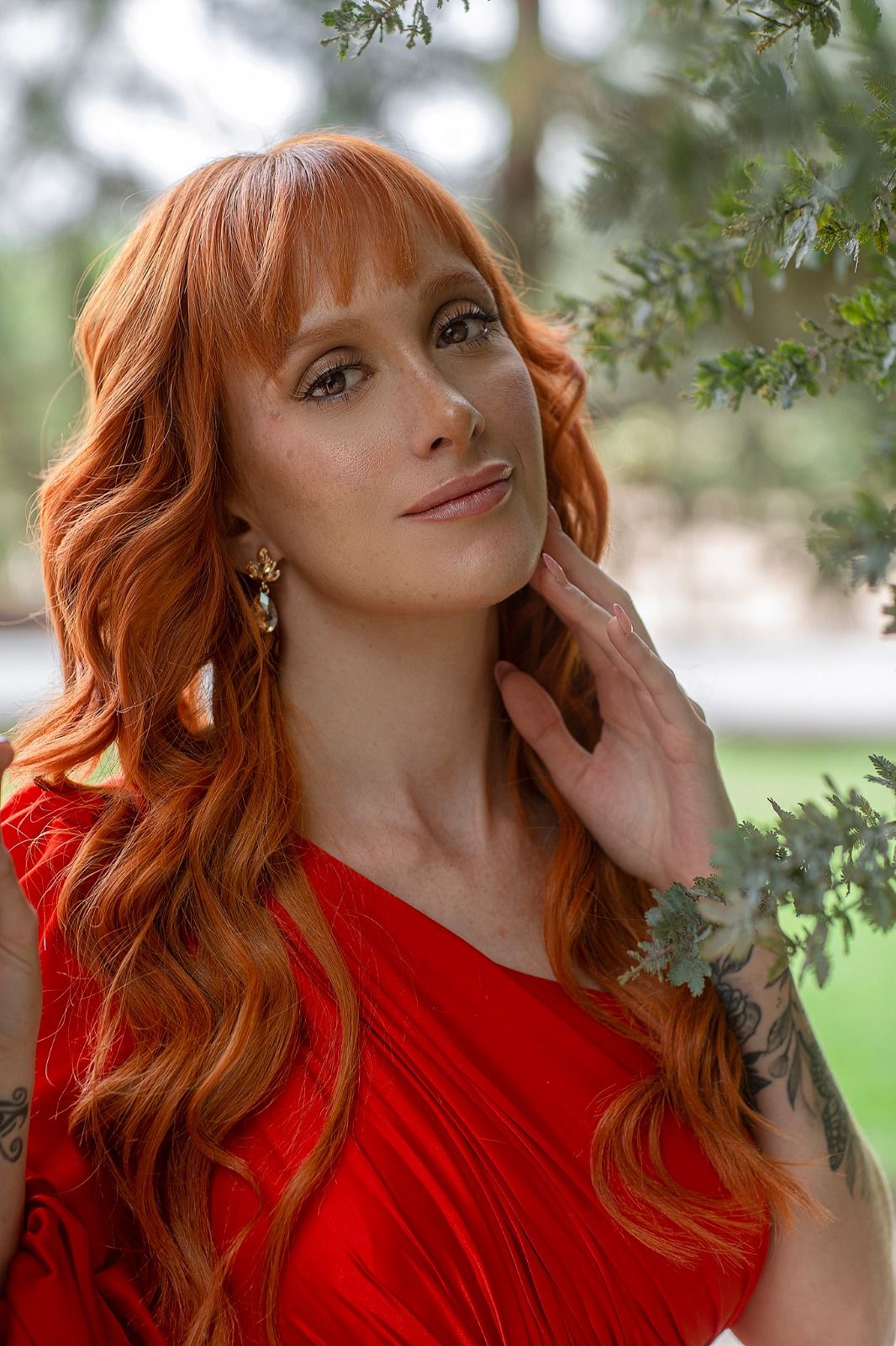 Sesión con cabello pelirrojo y vestido rojo